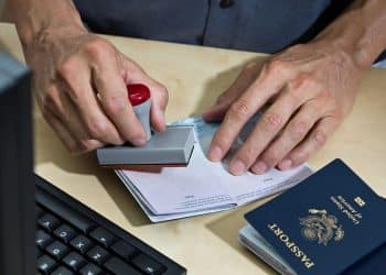 10万美元签证费击碎「美国梦」，硅谷恐失去下一代「马斯克」，美企加速外包，加拿大趁机「抢人」