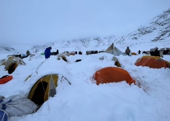 对话亲历者丨珠峰暴雪救援再进一步：嘎玛沟300多游客脱困，徒步者冲锋衣结冰，救援力量如何突破重重困难