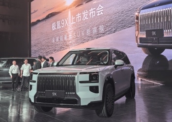 新车密集登场 ，中国车企上演「旗舰对决」：技术突破、坚持原创成为制胜关键