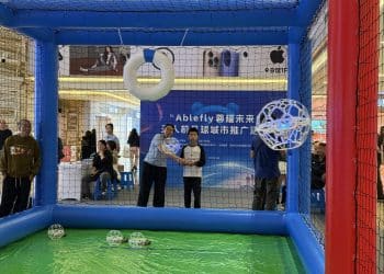 商场里踢「空中足球」？这项科技运动正席卷成都