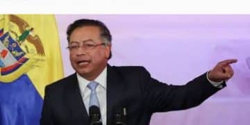 专机加油遭美企拒绝,哥伦比亚总统强硬回应:终止与其合作!此前美国将佩特罗及其家人列入制裁名单