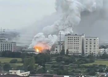 突发！江苏无锡一工厂发生火灾，现场腾起白雾和火光！涉事上市公司回应：系黄磷罐车泄漏引发自燃，无人员受伤