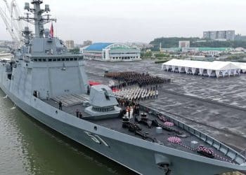 金正恩登上「崔贤」号驱逐舰；朝鲜武器装备展览会4日开幕，多款最新武器亮相，金正恩警告美国