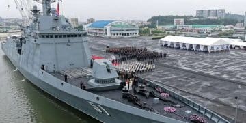 金正恩登上「崔贤」号驱逐舰；朝鲜武器装备展览会4日开幕，多款最新武器亮相，金正恩警告美国