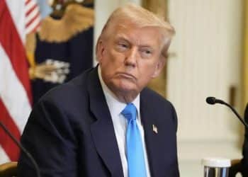 特朗普：25% 关税，11月起征！45票对50票，美政府继续关门，「每周损失150亿美元」！美股震荡，纳指创新高，金价暴涨