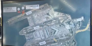 机身断成两截，2名遇难者在海下约7米处被找到，巡逻车在飞机跑道外被撞进海里，香港机场飞机坠海事故更多细节披露