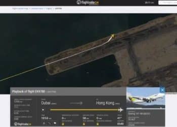 突发！迪拜出发的一架飞机降落香港机场时坠海，机上4名机组人员已获救，两地勤死亡，阿联酋航空回应