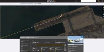 突发！迪拜出发的一架飞机降落香港机场时坠海，机上4名机组人员已获救，两地勤死亡，阿联酋航空回应