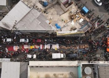 巴西强力「剿匪」！里约热内卢警匪激战，已有120多人死亡，总统卢拉发声，现场画面曝光→