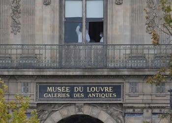 法国卢浮宫失窃藏品清单公布，「名气大到难以销赃」！窃贼作案过程仅约7分钟，总统马克龙发声：将作案者绳之以法