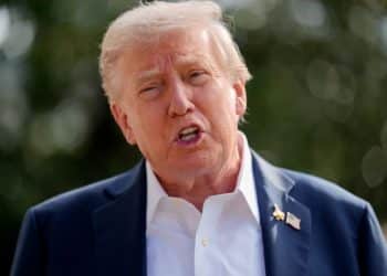 谈崩了，特朗普怒了！白宫正式宣布：政府即将关门，各机构「有序停摆」！两党互相甩锅，美股震荡，国际金价又创新高