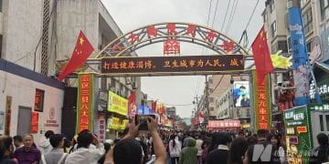 淄博凉了？记者实探：烧烤店「下午5点就排队，凌晨2点才收摊」，博物馆被挤爆！当地：已实现从「网红」到「长红」关键一步