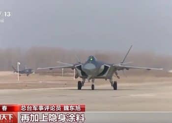 歼-20首飞画面，官方首次公开！飞了18分钟，试飞员：没过瘾就下来了，「飞机很灵敏，操控性非常好」