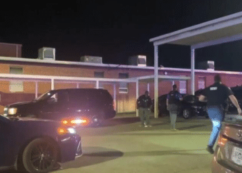 美国密西西比州一夜发生两起校园枪击案！已致6死多伤