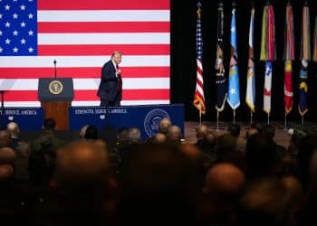 「做好美国内战准备！」特朗普在全美高级将领大会上讲了70分钟，台下沉默70分钟，没掌声也没回应！美防长威胁：要么听话，要么走人