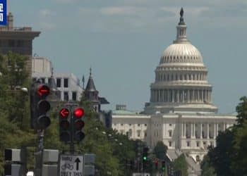 10月1日0点，美国政府资金耗尽，正式关门！特朗普：会在关门期间做不可逆转的事！75万公务员无薪休假，美股跳水，金价飙升