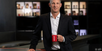 新老总刚上台，就宣布裁员1.6万人，其中包括1.2万个白领！公司股东很高兴：股价应声大涨