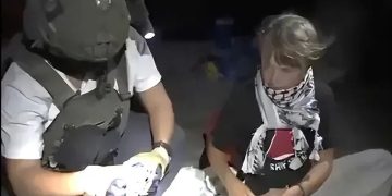 突发！以军抓扣「环保少女」，她所在船队遭袭！以军用高压水炮攻击，干扰船队通信后，在午夜前登船……多国发出抗议