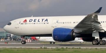 美国两架客机相撞，现场视频曝光！达美航空回应