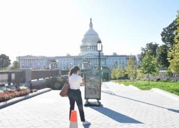 美国政府「停摆」首日：约75万名联邦雇员被迫停薪休假，多个景点关闭！人手短缺危及航空