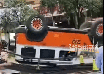 标注212的越野车爬坡过程中发生翻车，车辆A柱严重变形，北汽集团紧急声明：与我们无关！