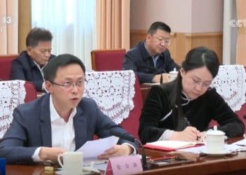 李强主持召开经济形势专家和企业家座谈会 参会发言的8人都有谁？