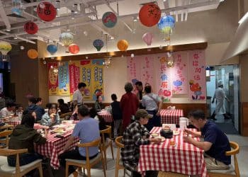 长假催热餐饮业：四季民福排号数百桌 代排费最高飙至500元 西贝重现排队等位