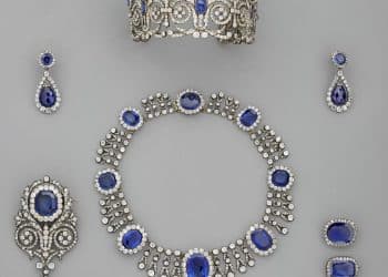 法国卢浮宫遭盗抢闭馆 8件失窃藏品清单公布 马克龙：严重侵犯！