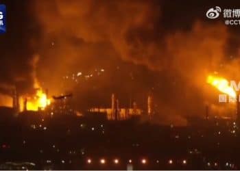 突发！美国一炼油厂爆炸起火！国际油价拉升