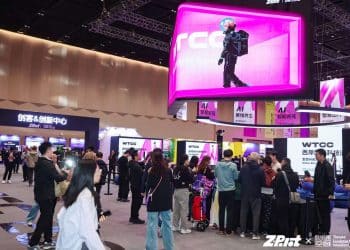 40多个新品全球首发、100多款AI产品现场下单 上海这场「嘉年华」人气爆棚