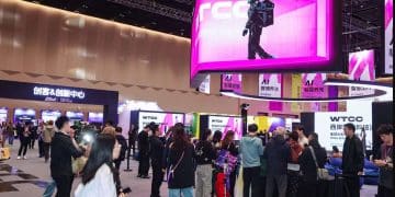 40多个新品全球首发、100多款AI产品现场下单 上海这场「嘉年华」人气爆棚