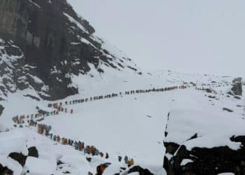 珠峰东坡暴雪近千人被困：徒步升温游客激增 高端团费用人均万元