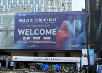 王兴兴现身谈机器人发展 智元宇树华为产品吸睛 中国移动在这场大会上官宣「AI+」战略升级