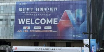 王兴兴现身谈机器人发展 智元宇树华为产品吸睛 中国移动在这场大会上官宣「AI+」战略升级