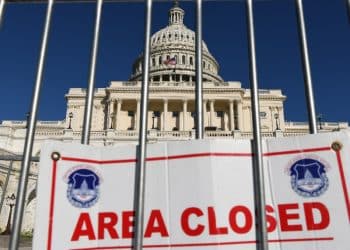 美政府已「停摆」一周！致多地机场航班延误 有空管无薪上班