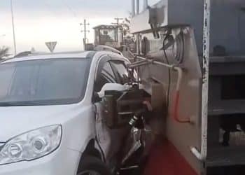 内蒙古一汽车与火车头相撞，目击者：汽车被推行数米，车内两人无大碍！当地交警回应