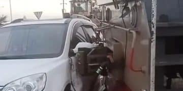 内蒙古一汽车与火车头相撞，目击者：汽车被推行数米，车内两人无大碍！当地交警回应