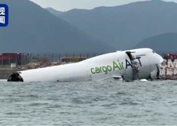 一货机在香港机场降落时冲出跑道，地勤车被撞致两人死亡