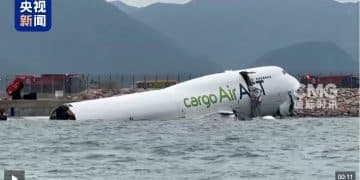 一货机在香港机场降落时冲出跑道，地勤车被撞致两人死亡