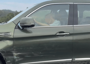 高速上一辆SUV低速乱蹿，车身多处撞坏，目击者称自己两次拉车门提醒，「司机像是没有意识」；警方：老人已被带离高速