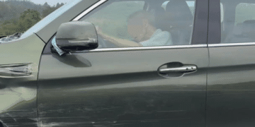 高速上一辆SUV低速乱蹿，车身多处撞坏，目击者称自己两次拉车门提醒，「司机像是没有意识」；警方：老人已被带离高速