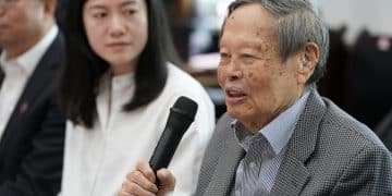 翁帆发文：杨先生离开的时候一定很欣慰，他交出了一份满意的答卷；有他多年的陪伴，我何其有幸