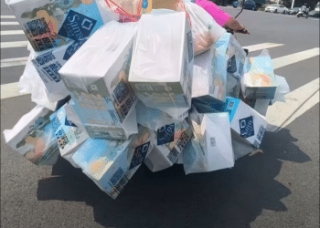 配送员电动车「堆积如山，摇摇晃晃」，山姆回应：将加入三轮或四轮车！「躺赚」多年后，山姆的日子为何没那么好过了？