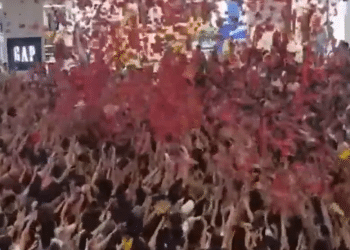 商场「天降红包雨」致人群严重拥挤，有人摔倒受伤，三亚大悦城深夜道歉：预判不足，人数远超预期