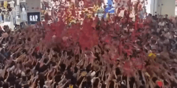 商场「天降红包雨」致人群严重拥挤，有人摔倒受伤，三亚大悦城深夜道歉：预判不足，人数远超预期