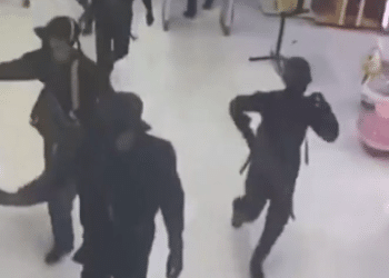 黄金大劫案！10名黑衣蒙面歹徒持枪闯入金店，抢走6公斤黄金首饰后逃逸！泰国警方：劫匪策划周密，还安置了炸弹和地刺陷阱