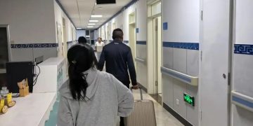 康复医院「客串」宾馆揽客，床位60元，标间300元；当地假期一房难求：经济型酒店1晚超1500元，平时一两百元