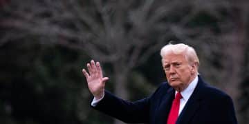 特朗普暂缓与普京会晤，称不想「浪费」时间！​白宫：莫斯科拒绝立即停火！俄导弹夜袭基辅，乌大规模打击俄化工厂