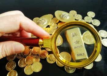 国际金价高位巨震！国内金饰克价较昨日明显回落，老庙足金克价跌83元！一女子称「1小时亏5万元」，专家提醒......