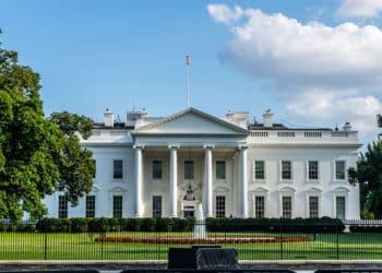 美国政府已停摆18天，联邦雇员有的靠兼职糊口，有的延迟还贷，「关门」时长恐创纪录，两党僵局如何打破